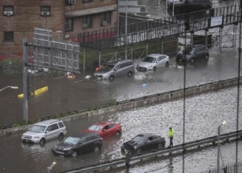 Inundaciones colapsan el metro de Nueva York y dejan a miles varados