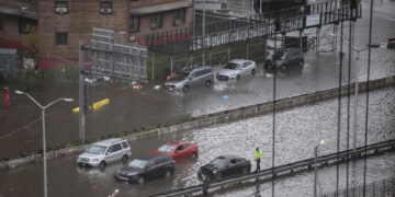 Inundaciones colapsan el metro de Nueva York y dejan a miles varados