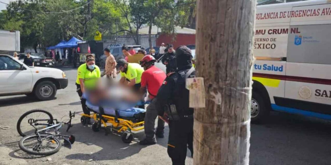 Joven ciclista es embestido por un auto y termina hospitalizado en Monterrey, NL