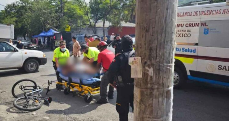 Joven ciclista es embestido por un auto y termina hospitalizado en Monterrey, NL