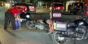Joven motociclista resulta lesionado al ser embestido por un vehículo en Monterrey