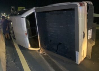 Joven vuelca su camioneta en puente y sale ileso en Nuevo Laredo, Tamaulipas