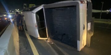 Joven vuelca su camioneta en puente y sale ileso en Nuevo Laredo, Tamaulipas