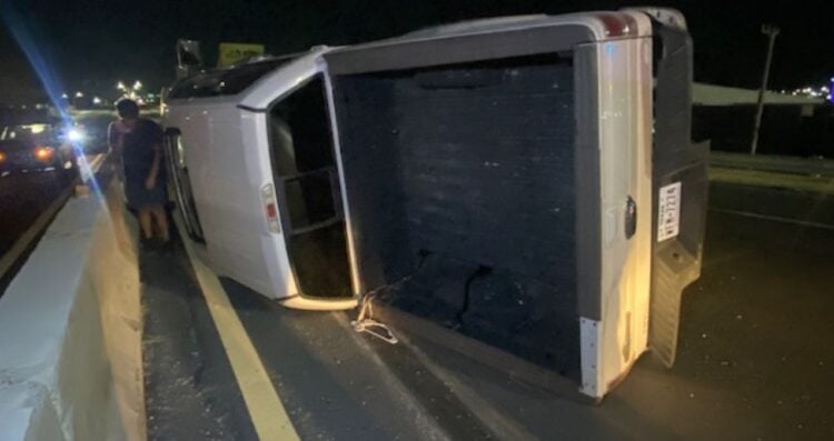 Joven vuelca su camioneta en puente y sale ileso en Nuevo Laredo, Tamaulipas