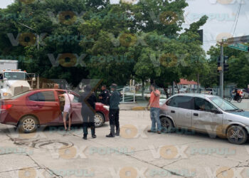 Jovencitas provocan choque en El Mante, Tamaulipas, al intentar ganarle al semáforo