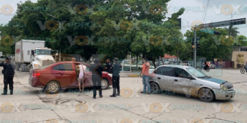 Jovencitas provocan choque en El Mante, Tamaulipas, al intentar ganarle al semáforo
