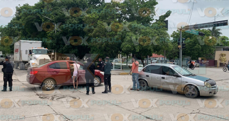 Jovencitas provocan choque en El Mante, Tamaulipas, al intentar ganarle al semáforo