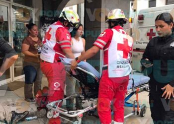 Madre e hijo agreden a golpes a promotores de telefonía celular en Cd. Victoria, Tamaulipas