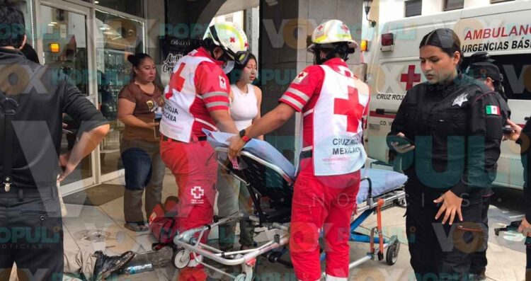 Madre e hijo agreden a golpes a promotores de telefonía celular en Cd. Victoria, Tamaulipas