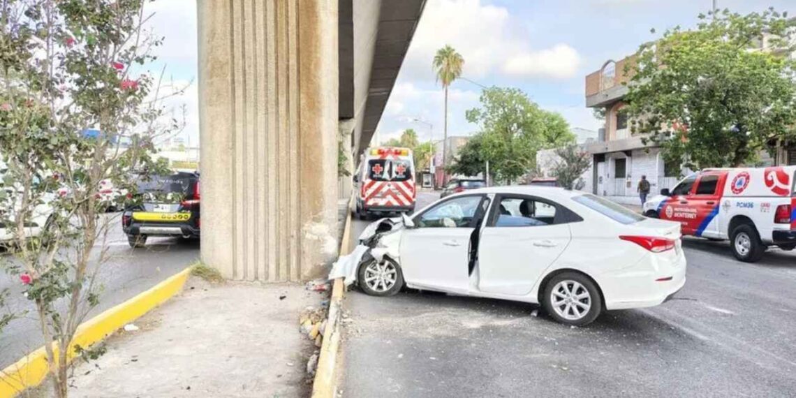 Madre e hijos quedan heridos tras chocar contra columna del Metro en Monterrey, NL
