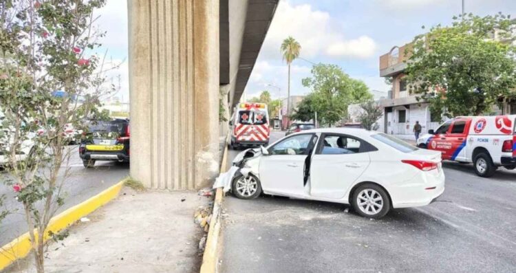 Madre e hijos quedan heridos tras chocar contra columna del Metro en Monterrey, NL