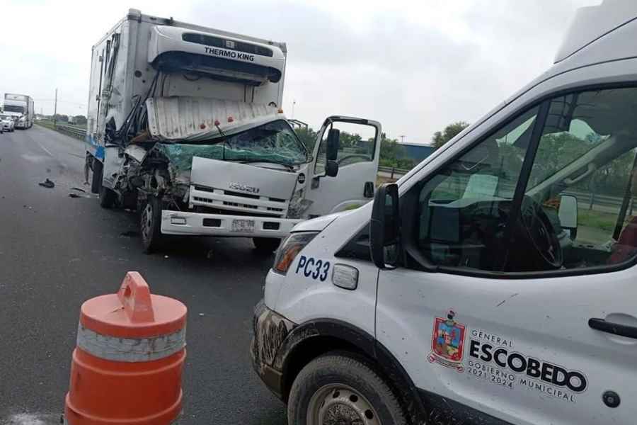 Masculino fallece tras quedar prensado al chocar contra plataforma en Escobedo, Nuevo León
