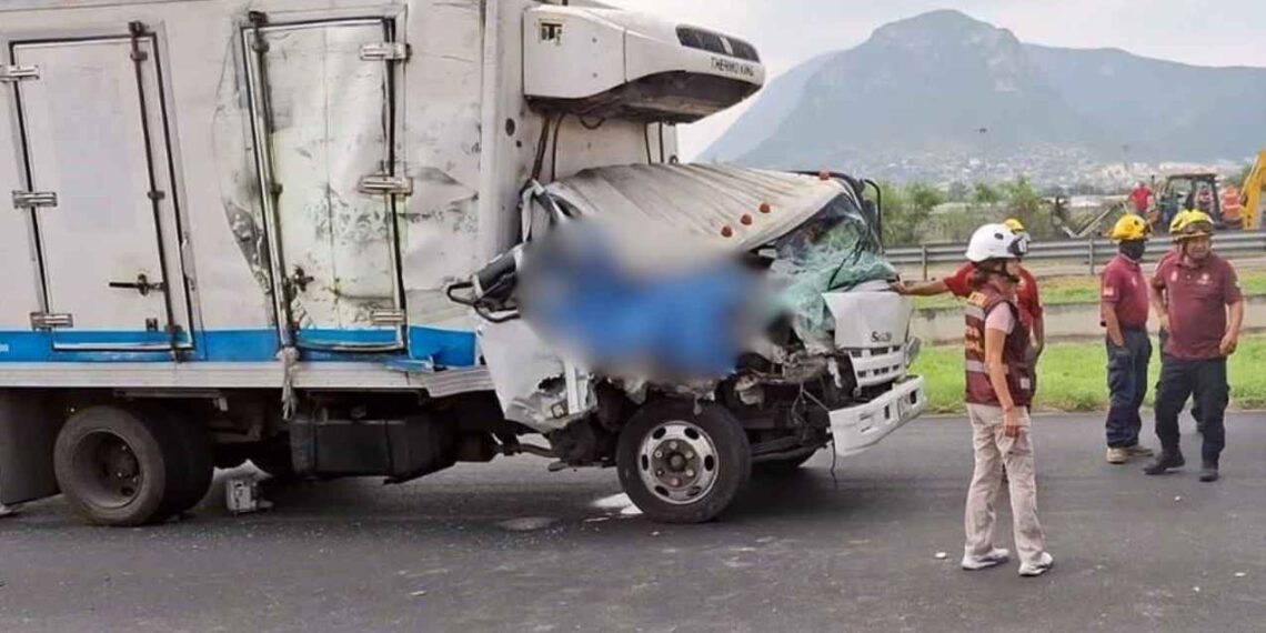 Masculino fallece tras quedar prensado al chocar contra plataforma en Escobedo, Nuevo León