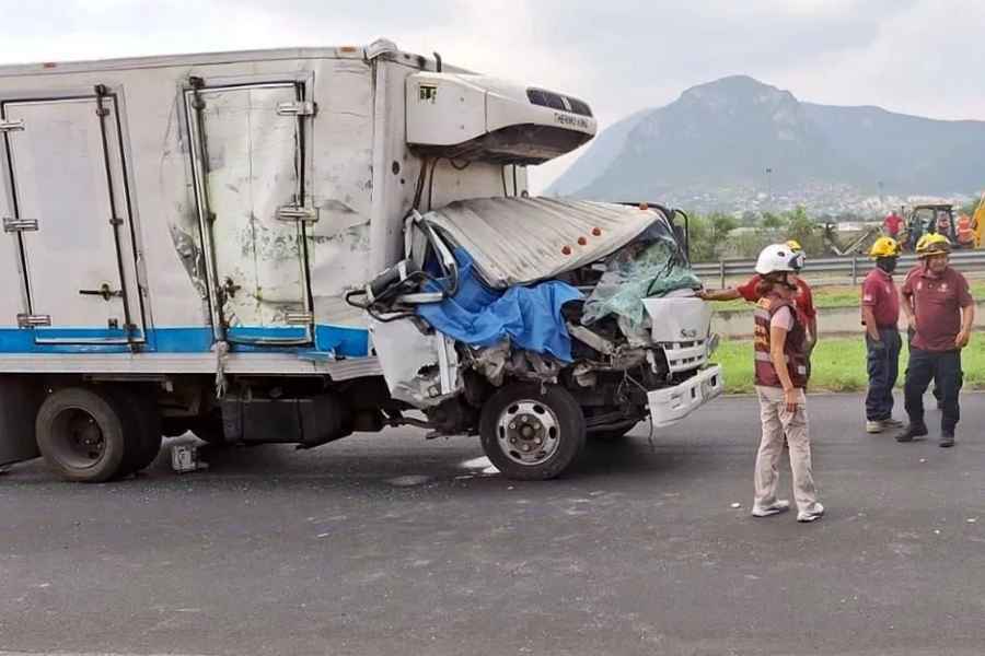 Masculino fallece tras quedar prensado al chocar contra plataforma en Escobedo, Nuevo León