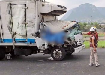 Masculino fallece tras quedar prensado al chocar contra plataforma en Escobedo, Nuevo León