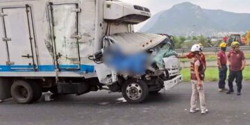 Masculino fallece tras quedar prensado al chocar contra plataforma en Escobedo, Nuevo León