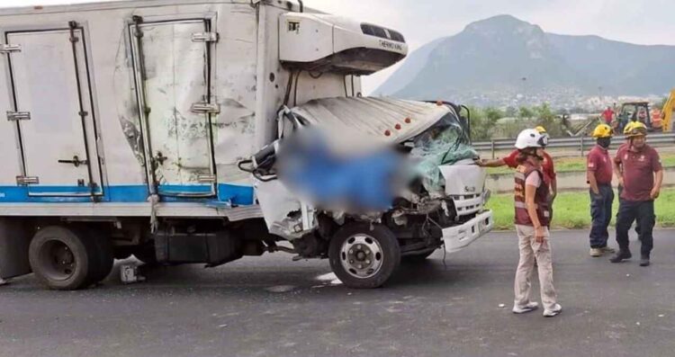 Masculino fallece tras quedar prensado al chocar contra plataforma en Escobedo, Nuevo León