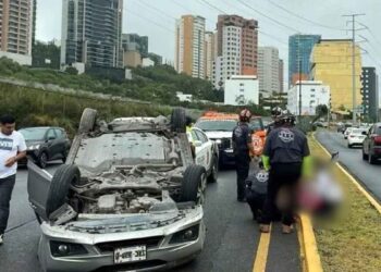 Masculino resulta herido al volcar sobre la avenida Lázaro Cárdenas en San Pedro, NL