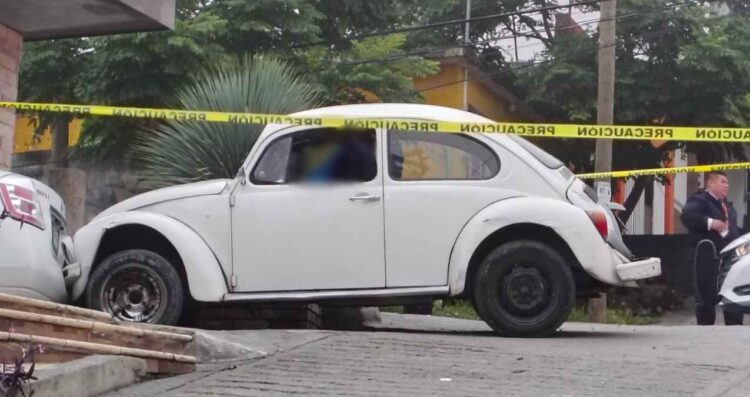 Masculino se impacta contra un vehículo y muere tras sufrir un presunto infarto en Guadalupe, NL