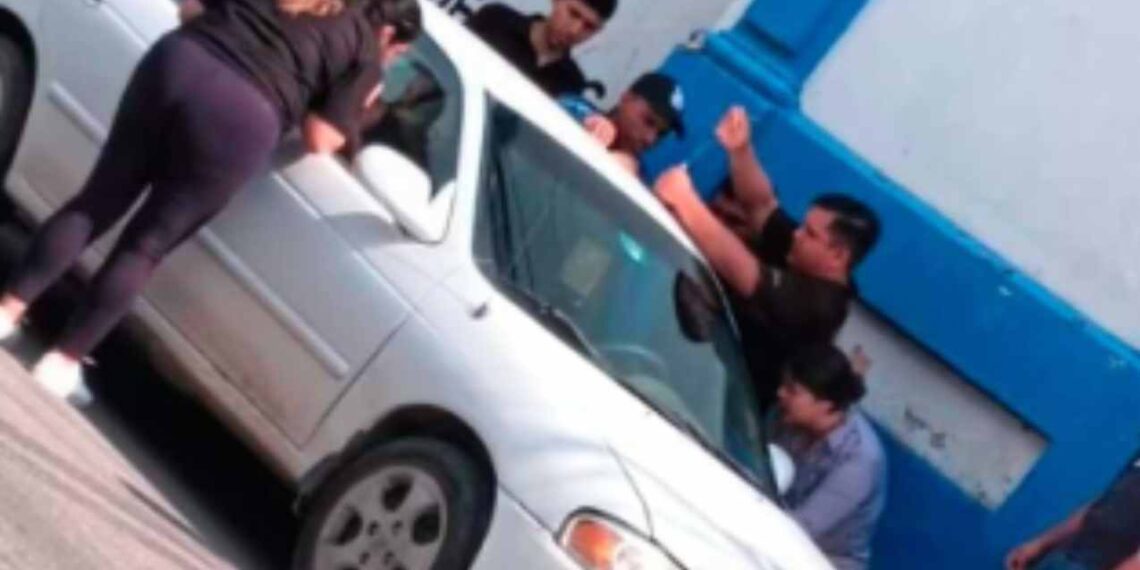 Menor queda atrapada en auto y casi se asfixia en Ciudad Victoria, Tamaulipas