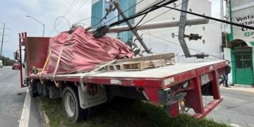 Monterrey: Camión choca contra poste y deja sin luz al sector de la Colonia Mirador Residencial