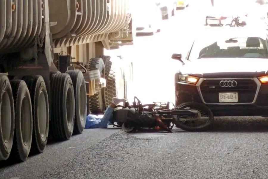 Monterrey: Joven motociclista fallece en la Avenida Constitución al ser atropellado por un tráiler tras chocar