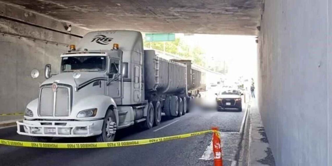 Monterrey: Joven motociclista fallece en la Avenida Constitución al ser atropellado por un tráiler tras chocar