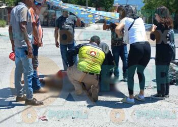 Motociclista se estampa con auto y termina herido en Cd. Victoria, Tamaulipas