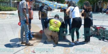 Motociclista se estampa con auto y termina herido en Cd. Victoria, Tamaulipas