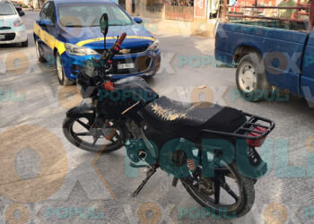Motociclistas derrapan e impactan taxi en Ciudad Victoria, Tamaulipas