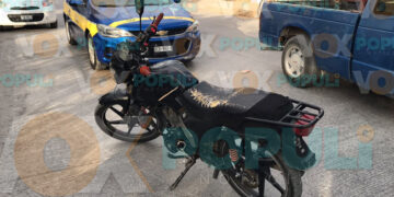 Motociclistas derrapan e impactan taxi en Ciudad Victoria, Tamaulipas