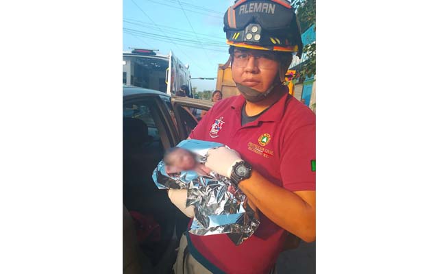 Mujer da a luz a bordo de un vehículo en calles de Escobedo, Nuevo León
