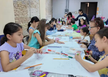 Niñas y niños dan rienda suelta a su creatividad en el campamento de artes plásticas en Matamoros