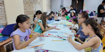 Niñas y niños dan rienda suelta a su creatividad en el campamento de artes plásticas en Matamoros