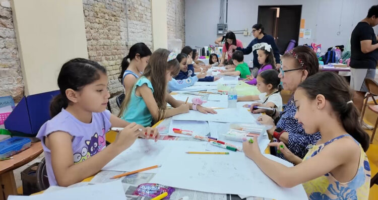 Niñas y niños dan rienda suelta a su creatividad en el campamento de artes plásticas en Matamoros
