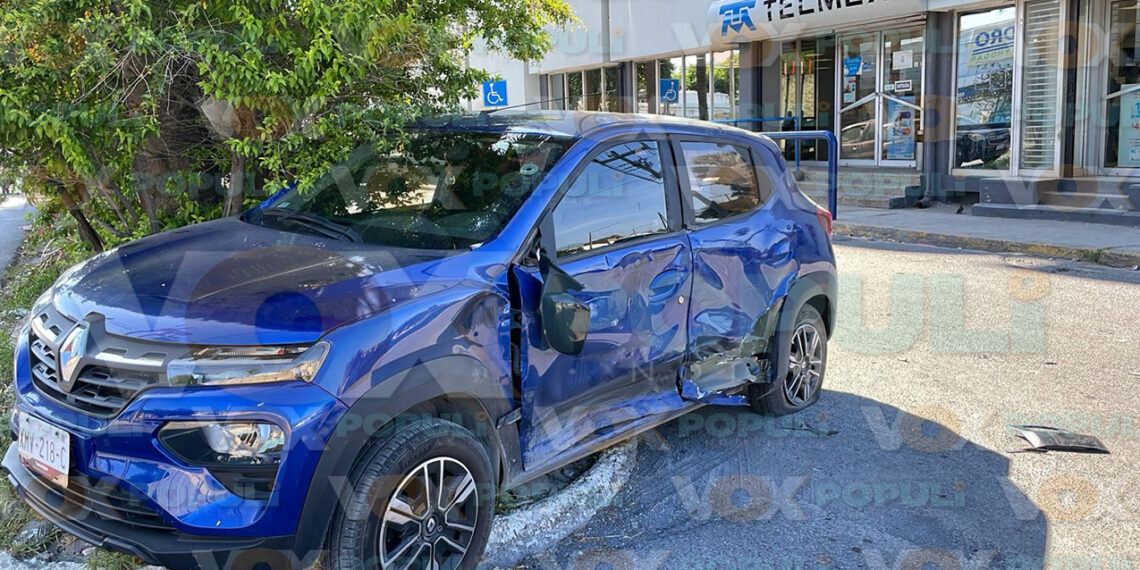 Omite alto y lanza a “zapatito” contra el camellón en Ciudad Victoria, Tamaulipas