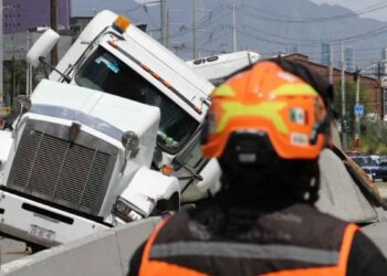 tráiler peso volcado Monterrey
