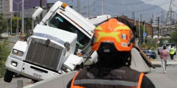 tráiler peso volcado Monterrey