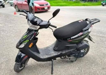 Pareja derrapa en motoneta y resulta herida en la carretera Valles–Mante