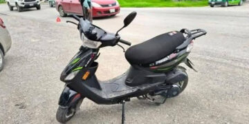 Pareja derrapa en motoneta y resulta herida en la carretera Valles–Mante