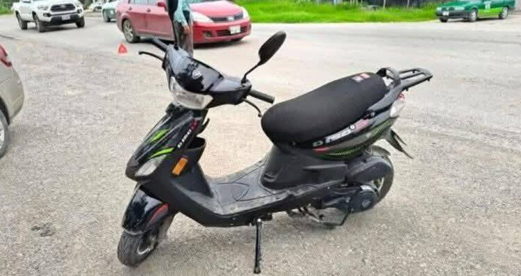 Pareja derrapa en motoneta y resulta herida en la carretera Valles–Mante