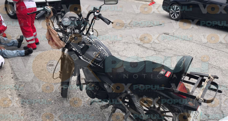 Pareja en moto resulta lesionada al rebasar sin precaución en Cd. Victoria, Tamaulipas