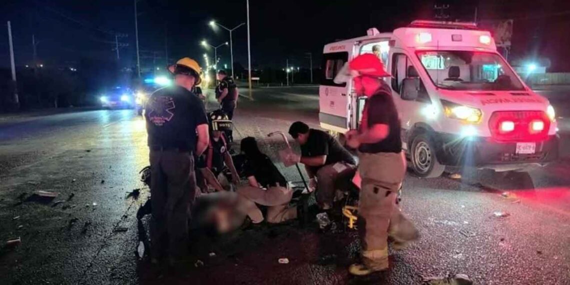 Pareja termina en el hospital tras colisionar con camión de personal en Cadereyta, NL