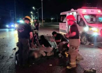 Pareja termina en el hospital tras colisionar con camión de personal en Cadereyta, NL