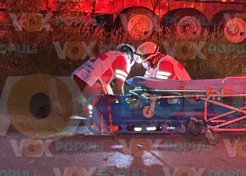 Parranderos en motocicleta impactan camellón y árbol en Ciudad Victoria, Tamaulipas