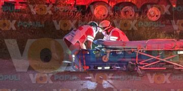 Parranderos en motocicleta impactan camellón y árbol en Ciudad Victoria, Tamaulipas