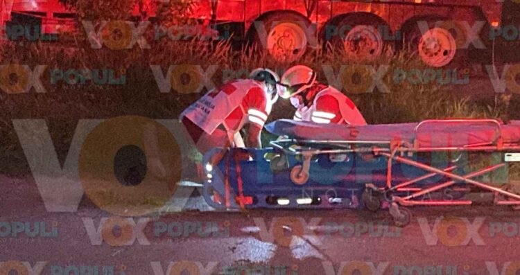 Parranderos en motocicleta impactan camellón y árbol en Ciudad Victoria, Tamaulipas