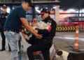 Policías salvan a perrito de una coladera en CDMX y un joven lo adopta