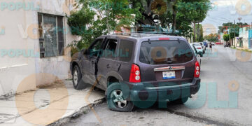Por no respetar alto, auto impacta camioneta y la estrella en árbol en Cd. Victoria, Tamaulipas