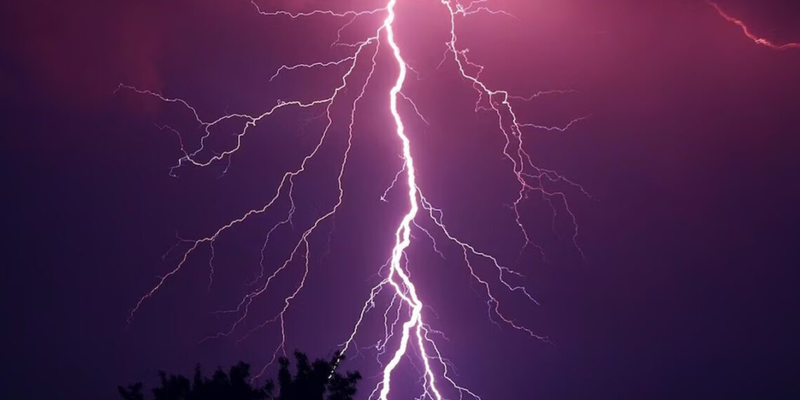 Rayo impacta auto en Sinaloa y provoca la muerte de una niña de 2 años